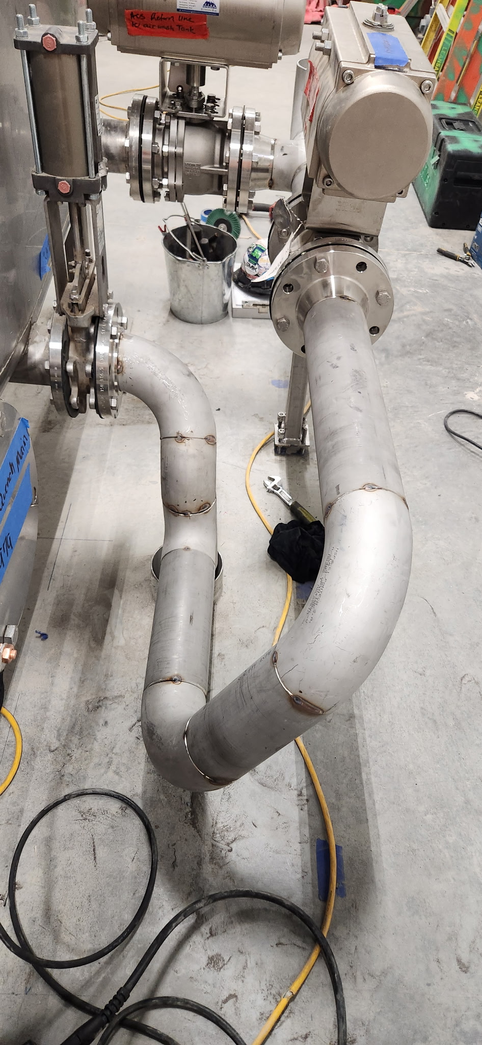 Stainless sanitary piping with large-bore elbows and flanged ball valves